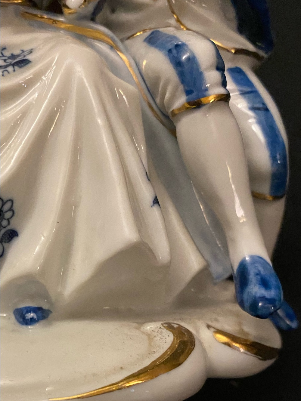 Victorian Couple on Bench Figurine - Picture 7 of 8